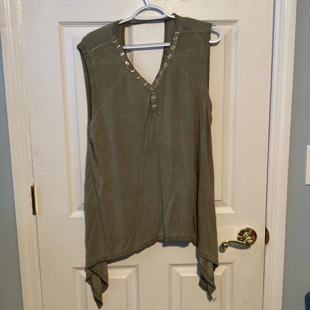 Super cute top. Size L olive green color